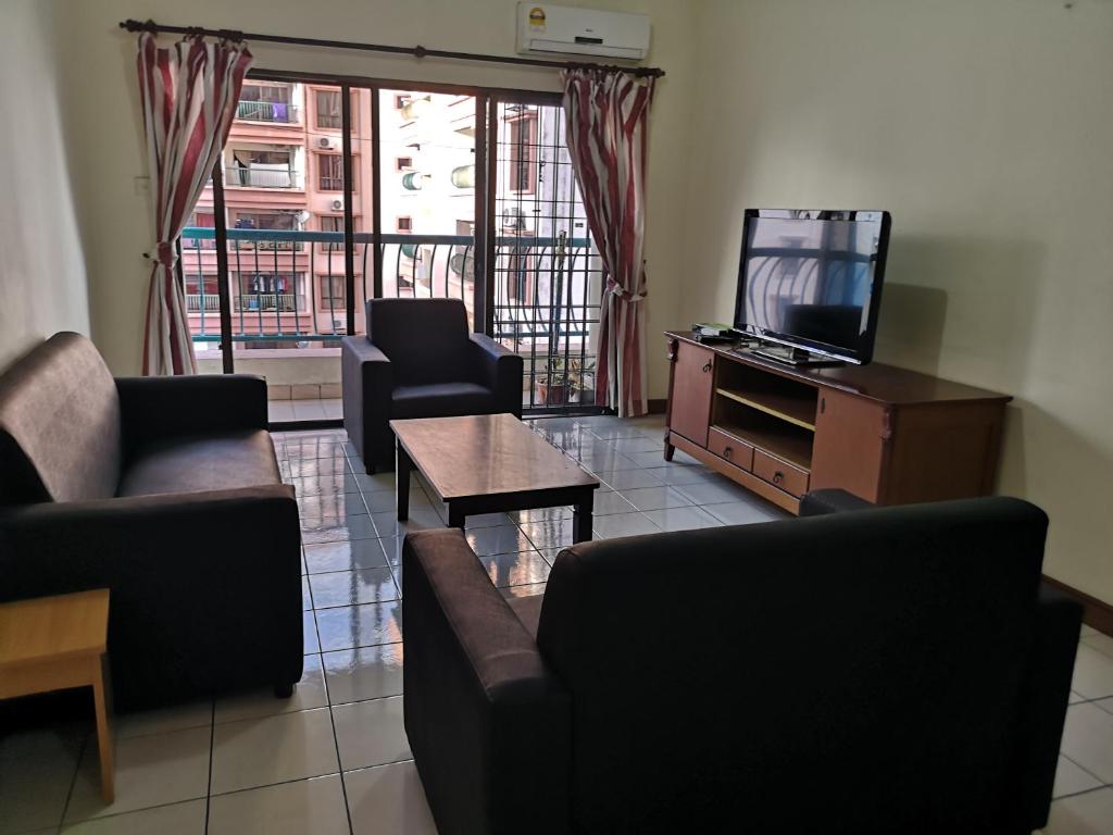 Televiisor ja/või meelelahutuskeskus majutusasutuses Marina Court KK City Homestay