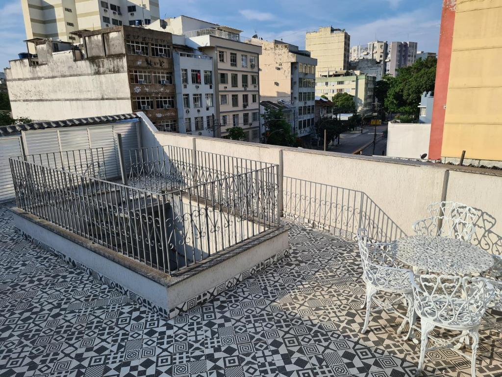 2 Quartos com Terraço e Vista para o Maciço da Tijuca - 5min Estação do Metrô - Wi-Fi 75Mbps - Ar Split nos Quartos - Cozinha Completa - Housity