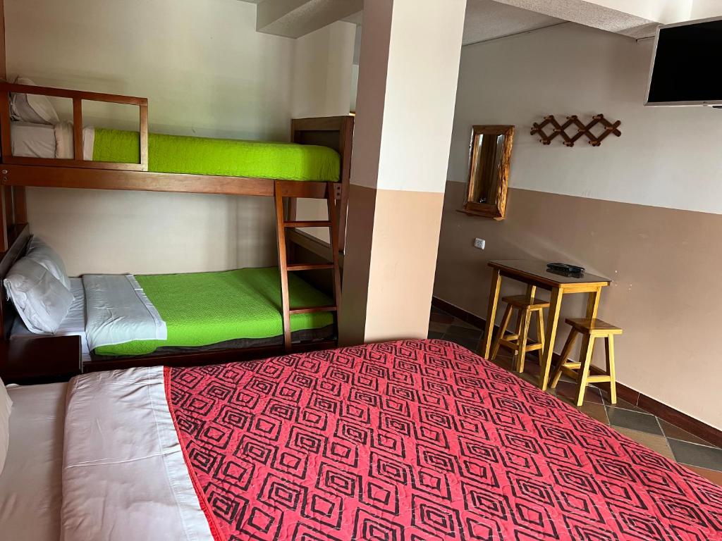 Postel nebo postele na pokoji v ubytování Hostal Alpachaca - New Quito Airport
