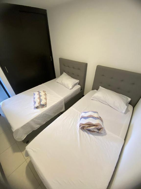 2 Betten nebeneinander in einem Zimmer in der Unterkunft Guaduales del cafe isabella in Montenegro