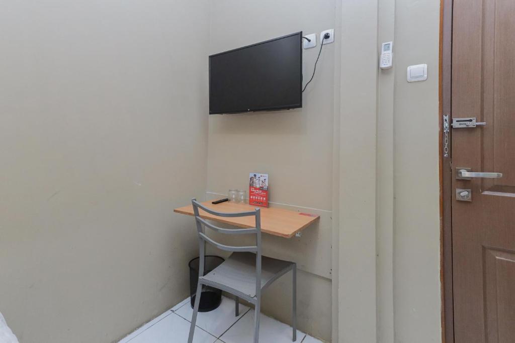 TV a/nebo společenská místnost v ubytování RedDoorz near BG Junction Surabaya