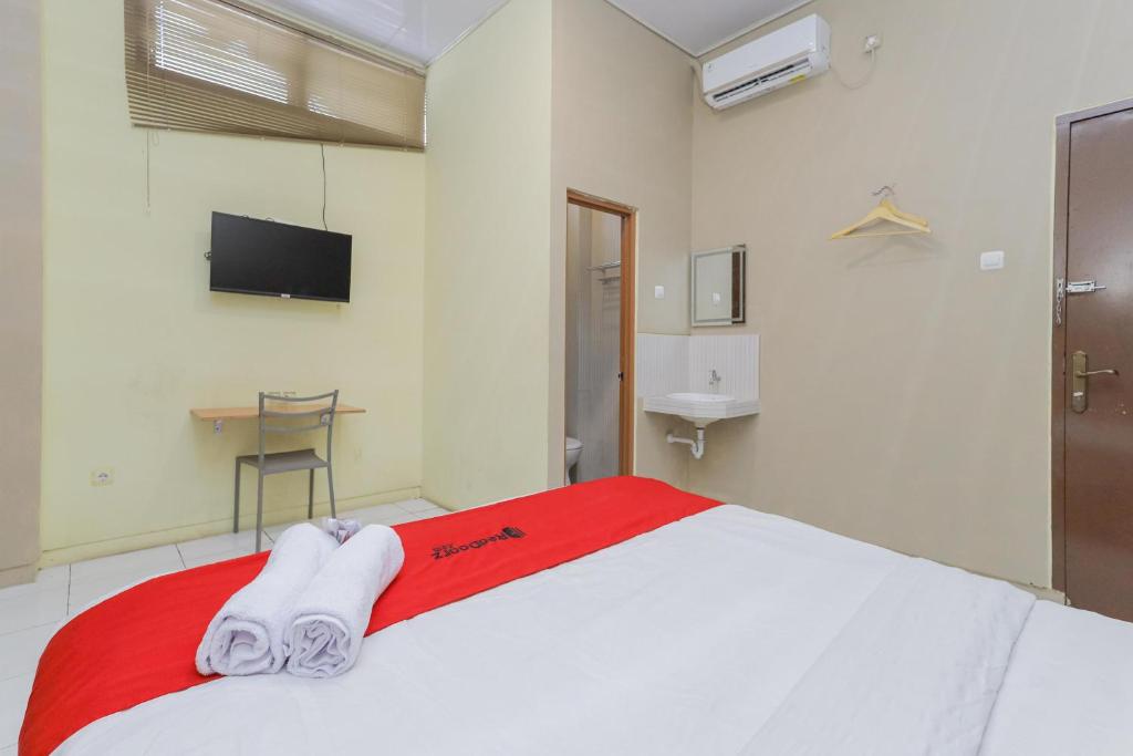 Postel nebo postele na pokoji v ubytování RedDoorz near BG Junction Surabaya