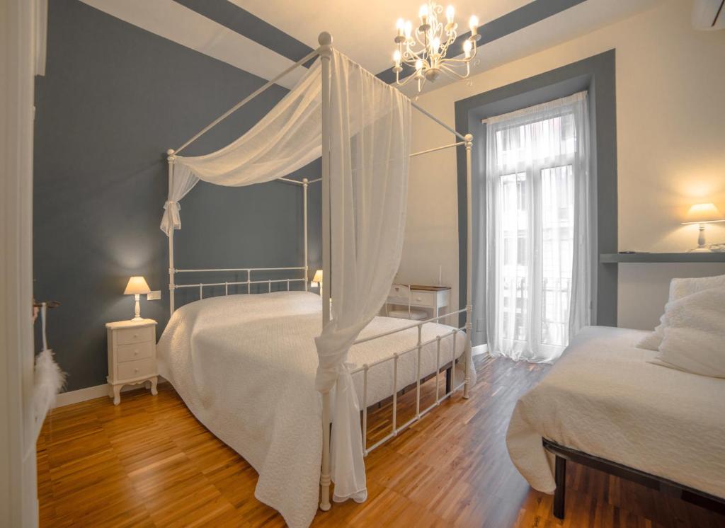 1 dormitorio con cama con dosel y ventana en Vatican Angels Casa Vacanze, en Roma