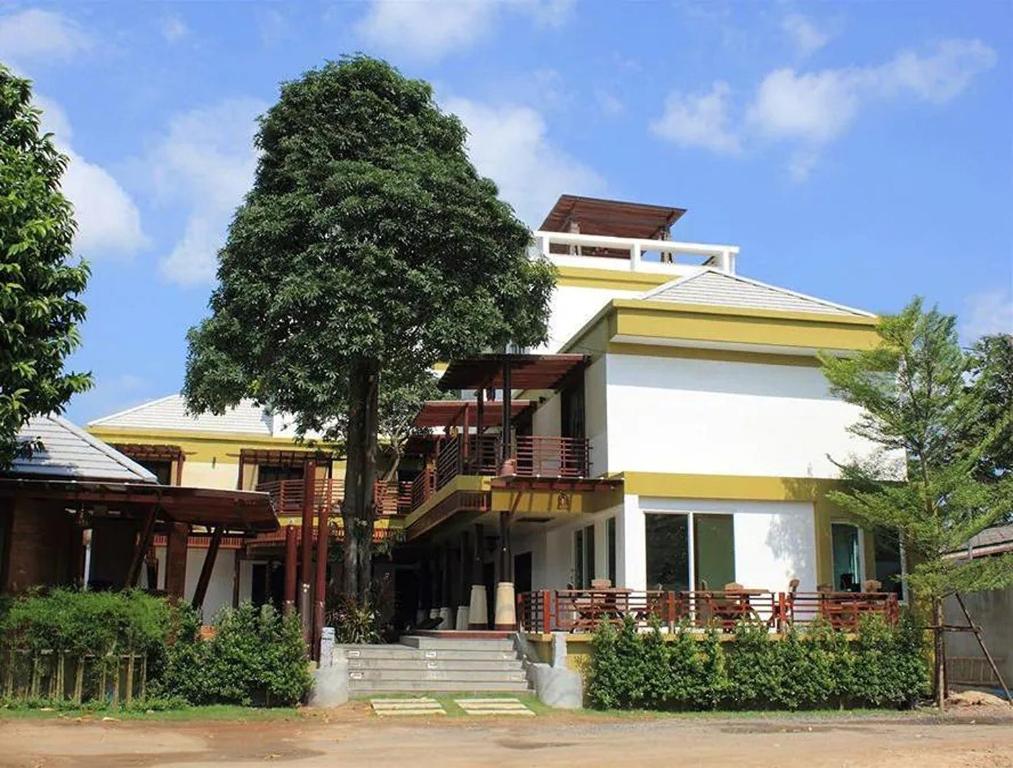 una casa grande con un árbol delante en Suanmali Samui, en Lamai