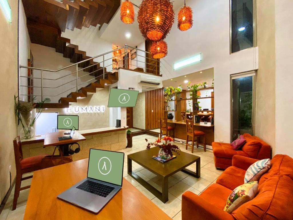 een woonkamer met een bank en een laptop op een tafel bij Humant Coliving - Cancún in Cancun