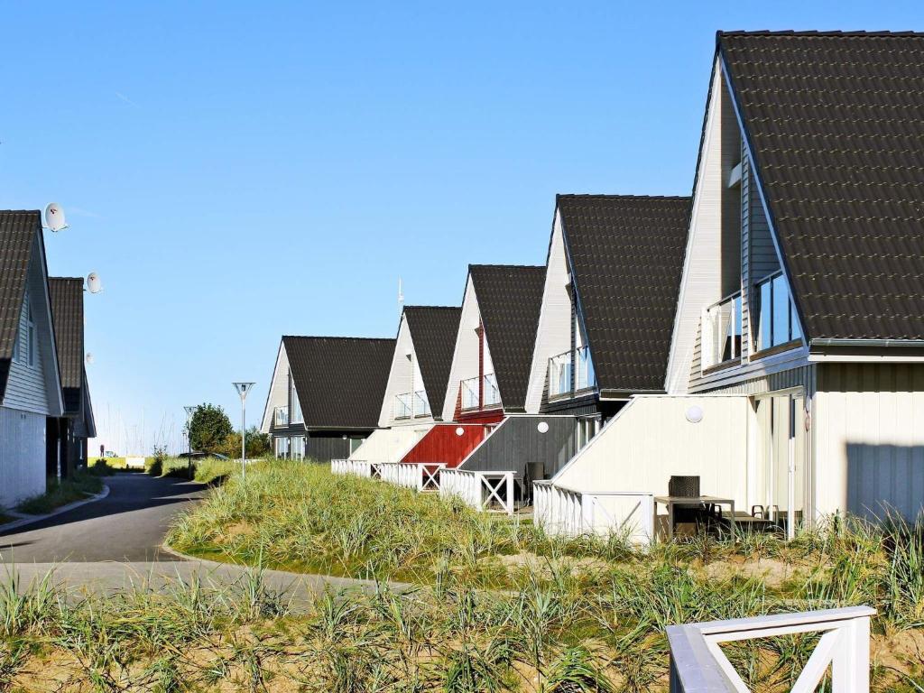 eine Reihe von Häusern mit Dächern auf einer Straße in der Unterkunft 6 person holiday home in Wendtorf in Wendtorf