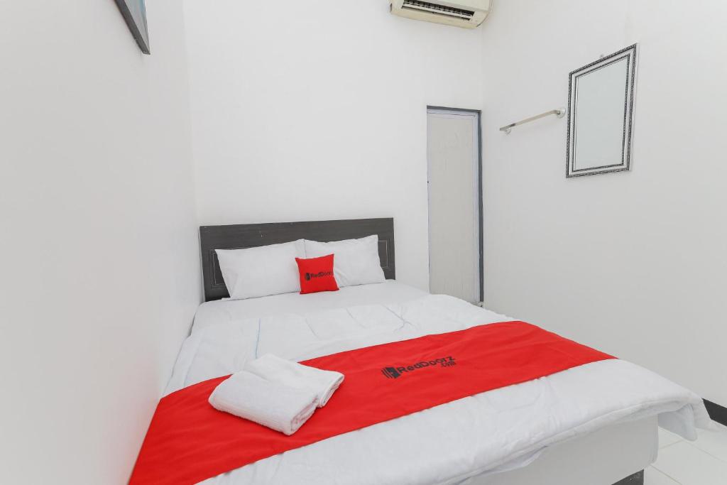 RedDoorz near Mayapada Hospital Surabaya tesisinde bir odada yatak veya yataklar