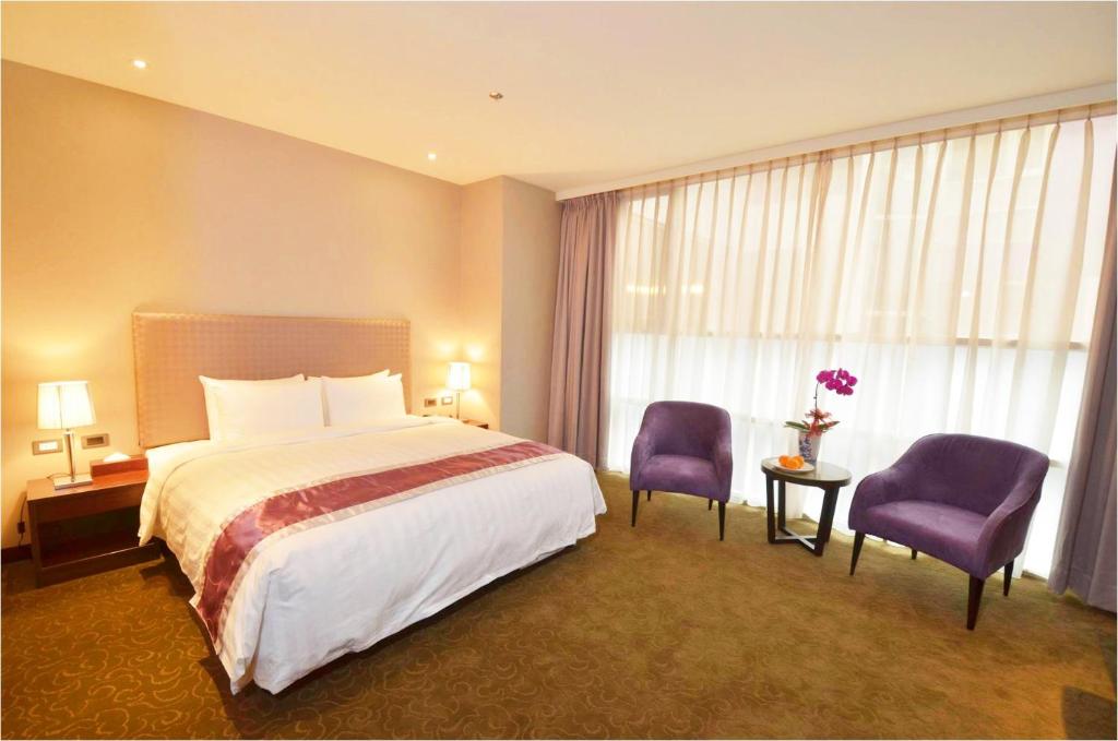 草屯鎮にあるHotel Formosaのホテルルーム ベッド1台&紫色の椅子2脚付