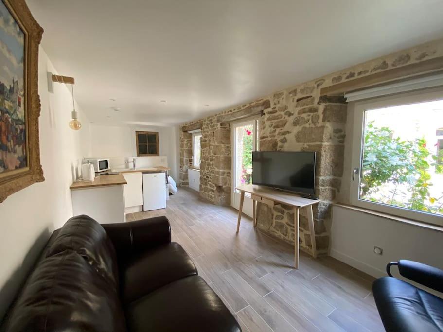 Kuchyňa alebo kuchynka v ubytovaní Studio cosy tout équipé en cœur de ville au calme