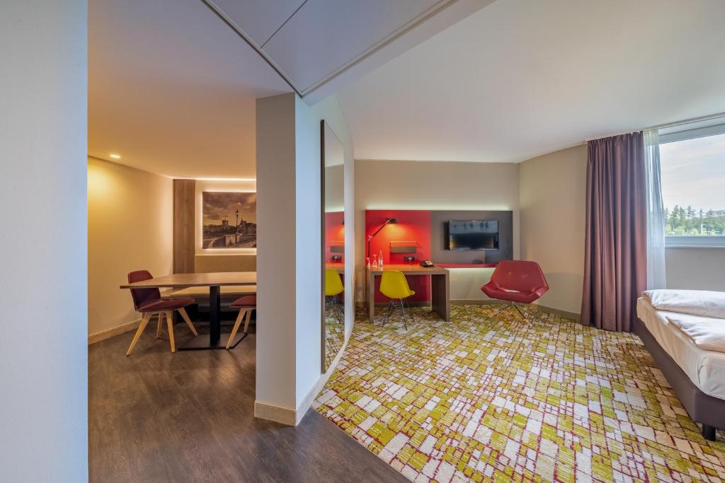 Uma cama ou camas num quarto em Dorint Airport-Hotel Zürich