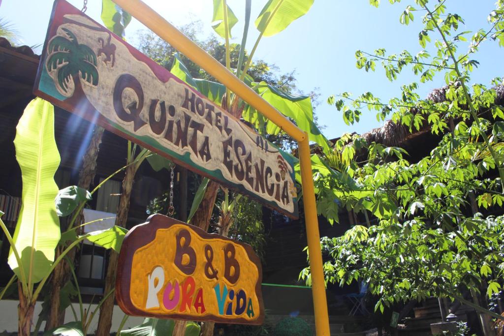 un letrero de la calle para un restaurante con plátanos en él en Quinta Esencia, en Brasilito