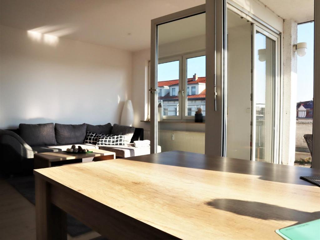 ライプツィヒにあるExklusive Wohnung mit Dachterrasse in Schleußigのリビングルーム(ソファ、テーブル付)
