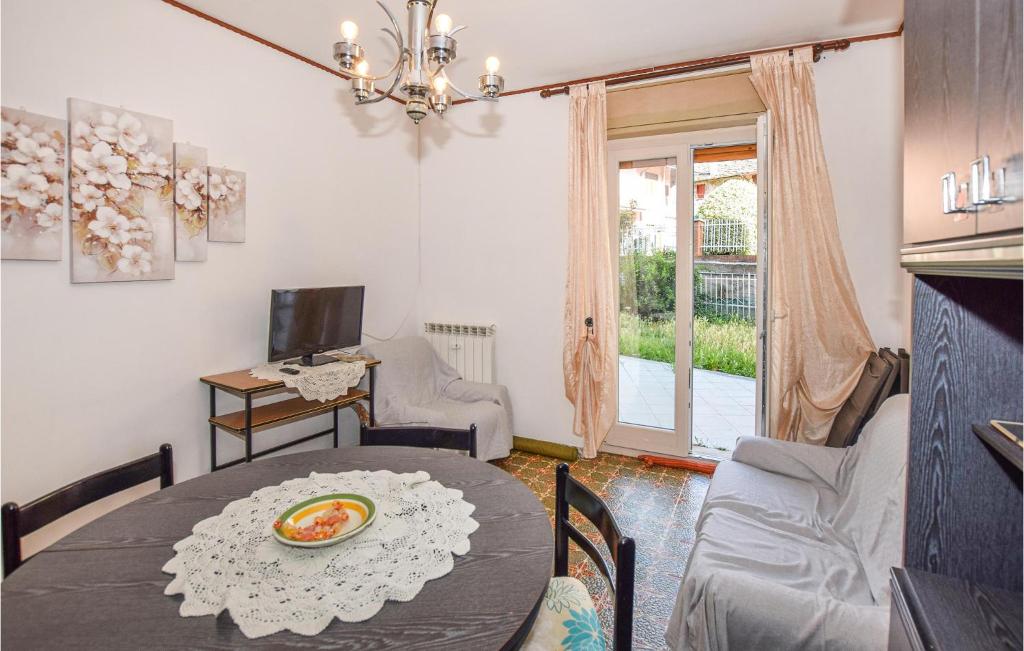 Televízia a/alebo spoločenská miestnosť v ubytovaní Nice Apartment In Chatillon With Wifi