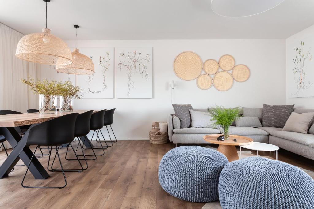 a living room with a table and chairs at Feng Shui Vila u zámecké zahrady Konopiště in Bystřice