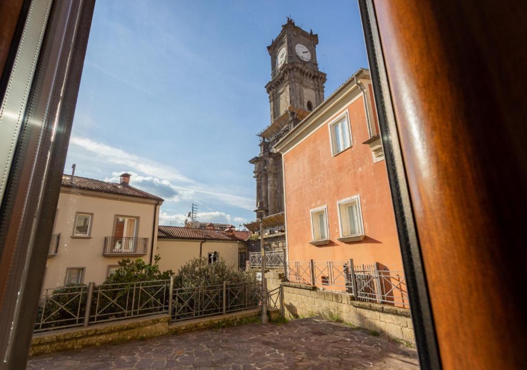 - une vue sur un bâtiment doté d'une tour d'horloge dans l'établissement Casa Sofia - Irpinia, à Avellino