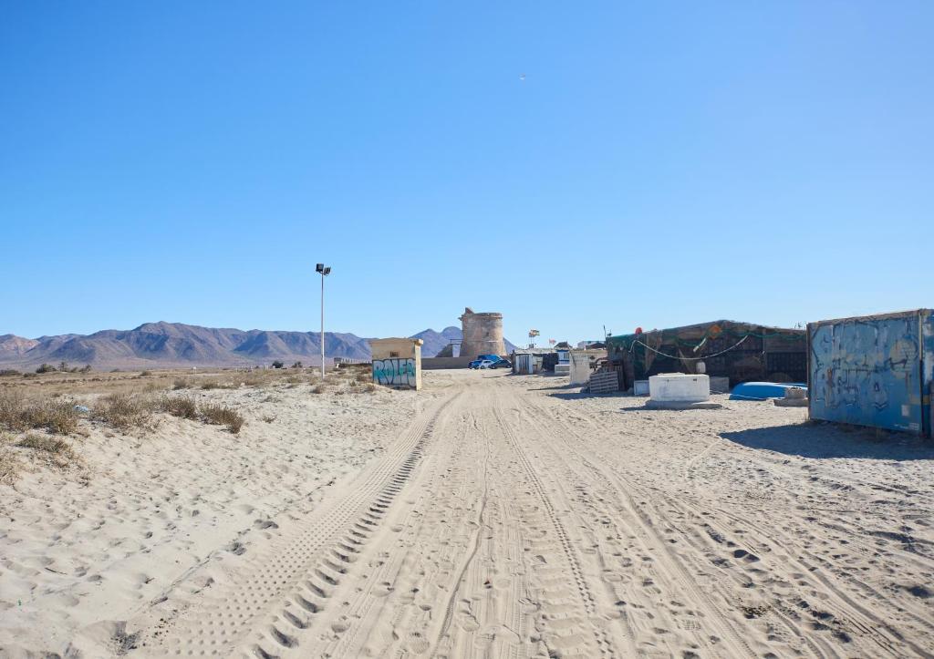 un camino de tierra en medio del desierto en Apartamento La Pergola Cabo de Gata, en Cabo de Gata