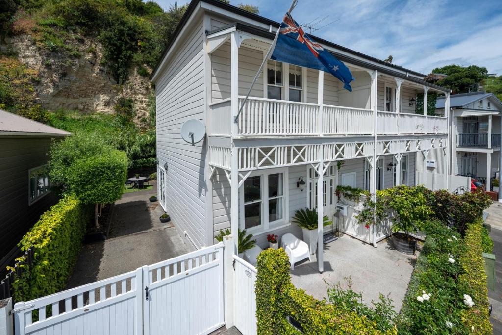 una vista aérea de una casa blanca con una valla blanca en Ports Keep - Napier Holiday Home, en Napier