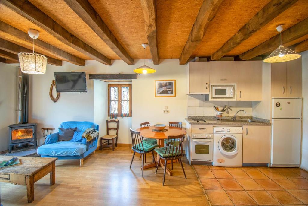 Kuchyň nebo kuchyňský kout v ubytování Casa Monaut, acogedores apartamentos a los pies de la selva de Irati