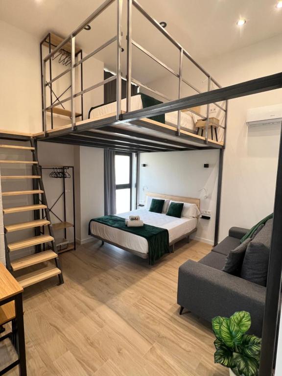 um quarto com um beliche e um sofá em Vip Apartments Valencia em Valência