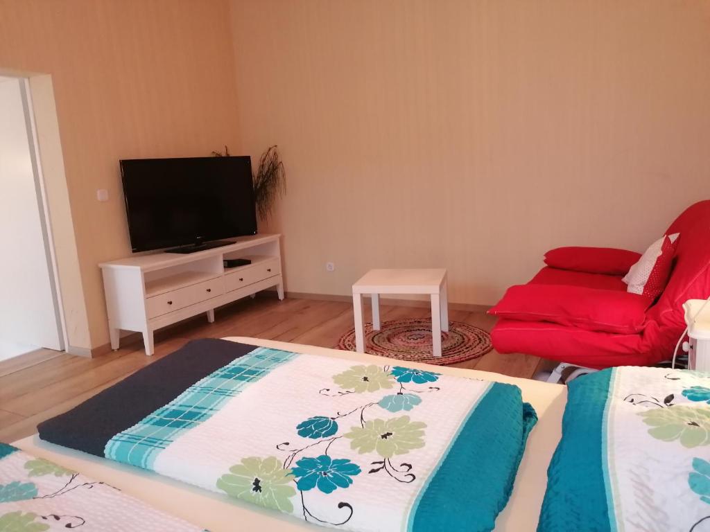Televízia a/alebo spoločenská miestnosť v ubytovaní Familienferienhaus Amelie