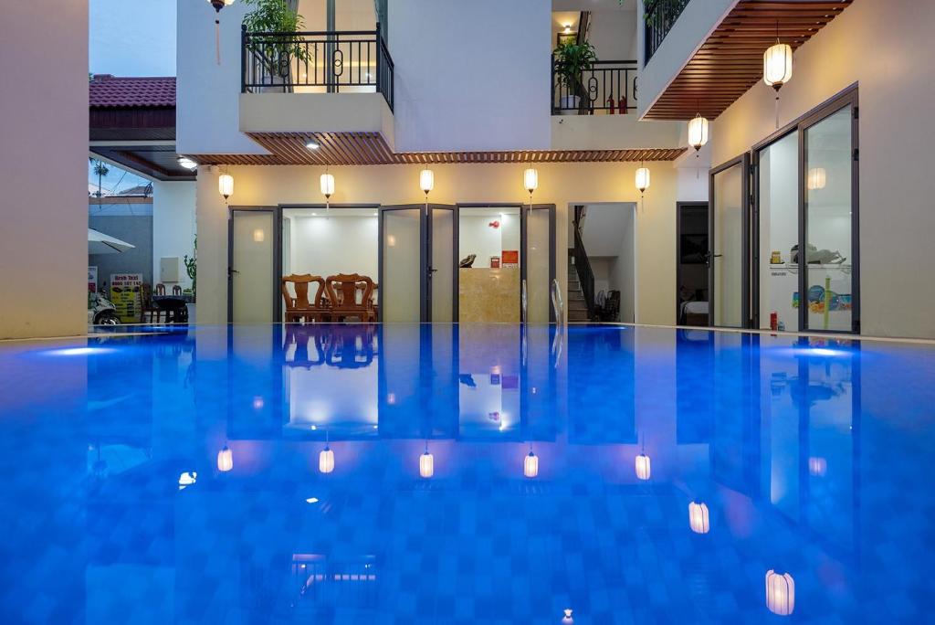 uma piscina no meio de uma casa em Hoi An Paradise Villa em Hoi An