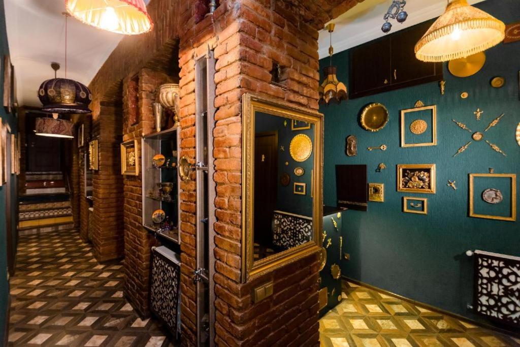 una camera con un muro di mattoni e una camera con una porta di Vorontsoff Inn Boutique Hotel a Tbilisi City