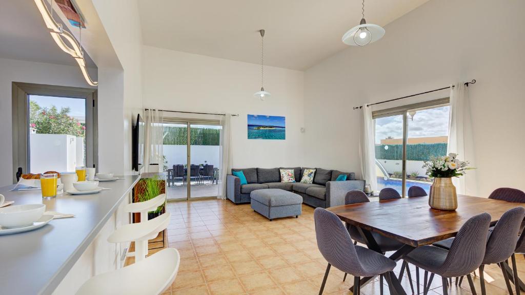 a kitchen and living room with a table and chairs at Villa Melissa in Costa de Antigua