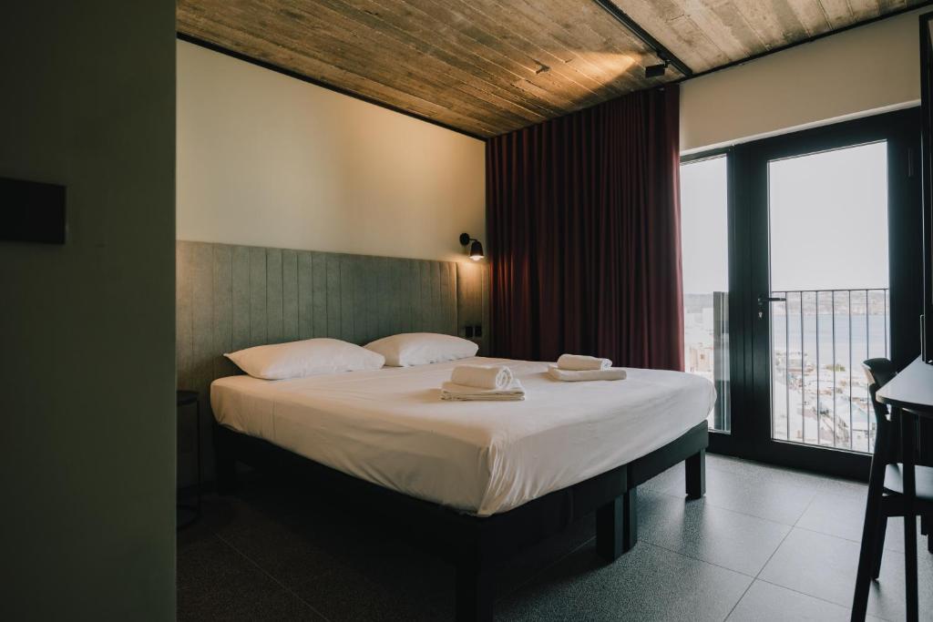 Кровать или кровати в номере ibis Styles ST Pauls Bay Malta