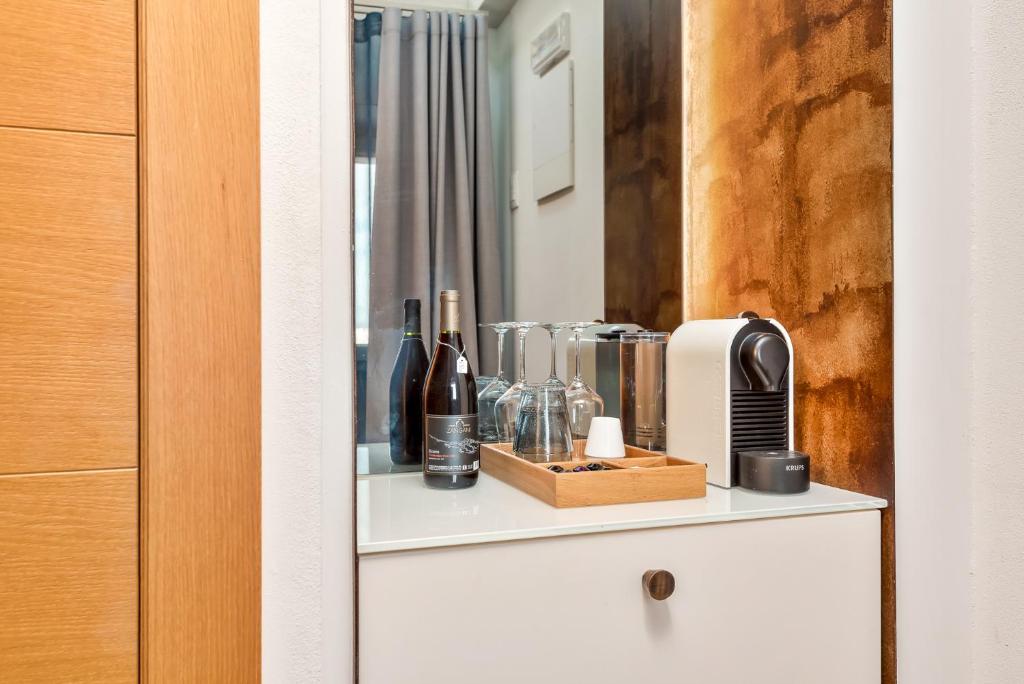 Příslušenství pro přípravu čaje a kávy v ubytování Colonna 24 Luxury Room in Portovenere near 5 Terre