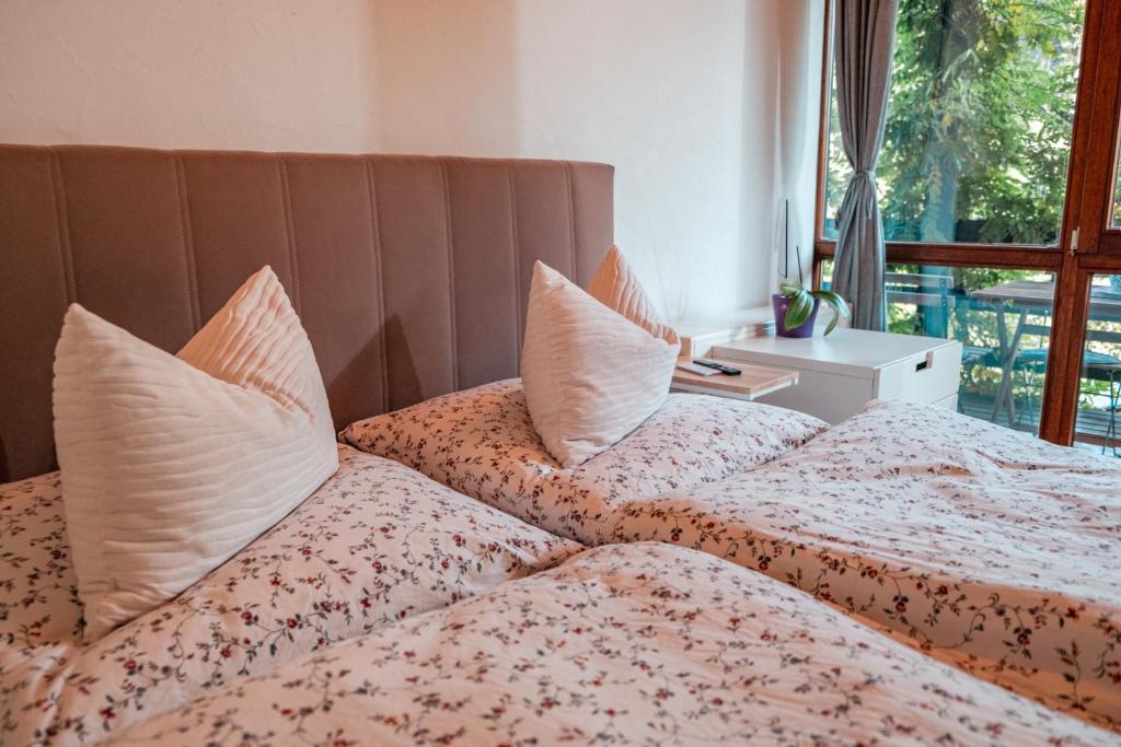 Tempat tidur dalam kamar di Gästehaus auf tollem Anwesen
