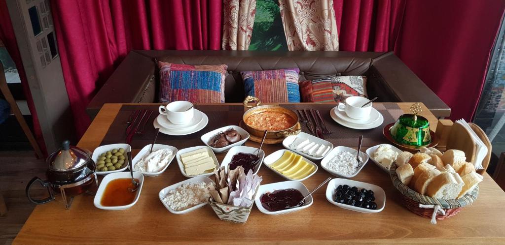 uma mesa com vários tipos diferentes de alimentos em Villa Mini Garden em Baku