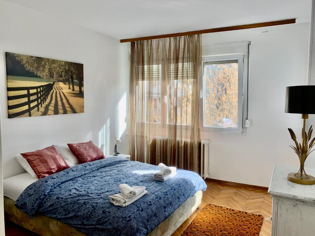 1 dormitorio con 1 cama con 2 toallas en Star apartment, en Belgrado