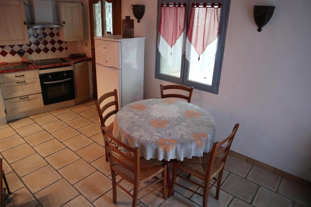 Kuchyň nebo kuchyňský kout v ubytování La petite châtaigne de Collobrières