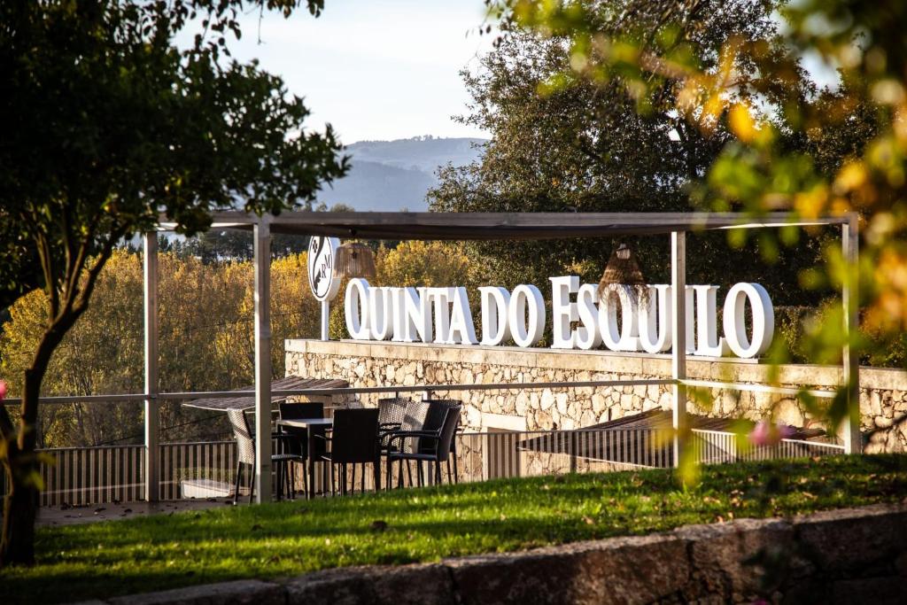 znak, który czyta zjednoczone do equivo w parku w obiekcie Quinta do Esquilo - Hotel Rural w mieście Rendufe