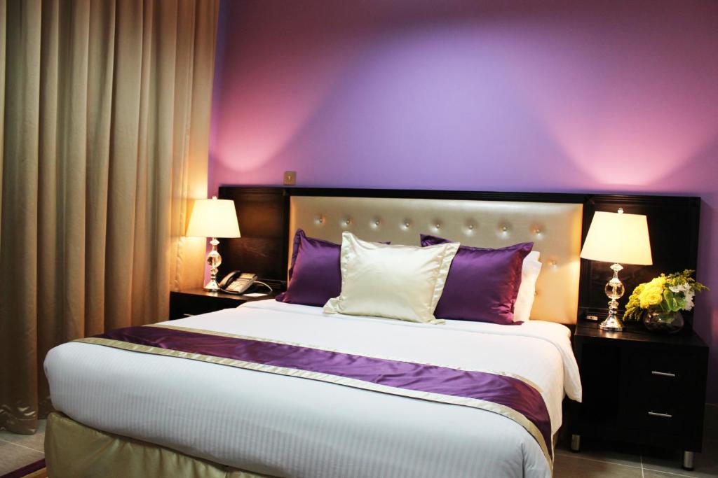 Postel nebo postele na pokoji v ubytování Al Diar Sawa Hotel Apartments