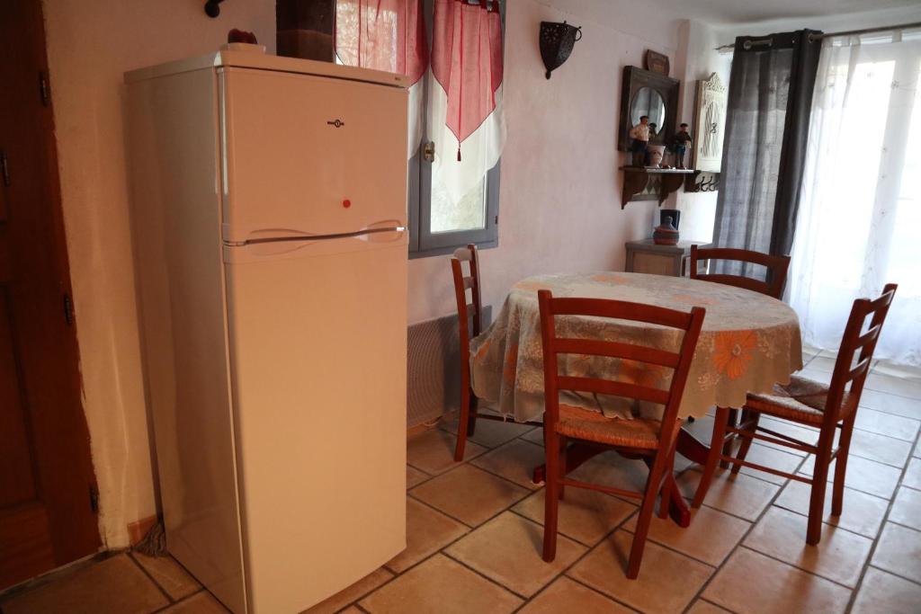 Kuchyň nebo kuchyňský kout v ubytování La petite châtaigne de Collobrières