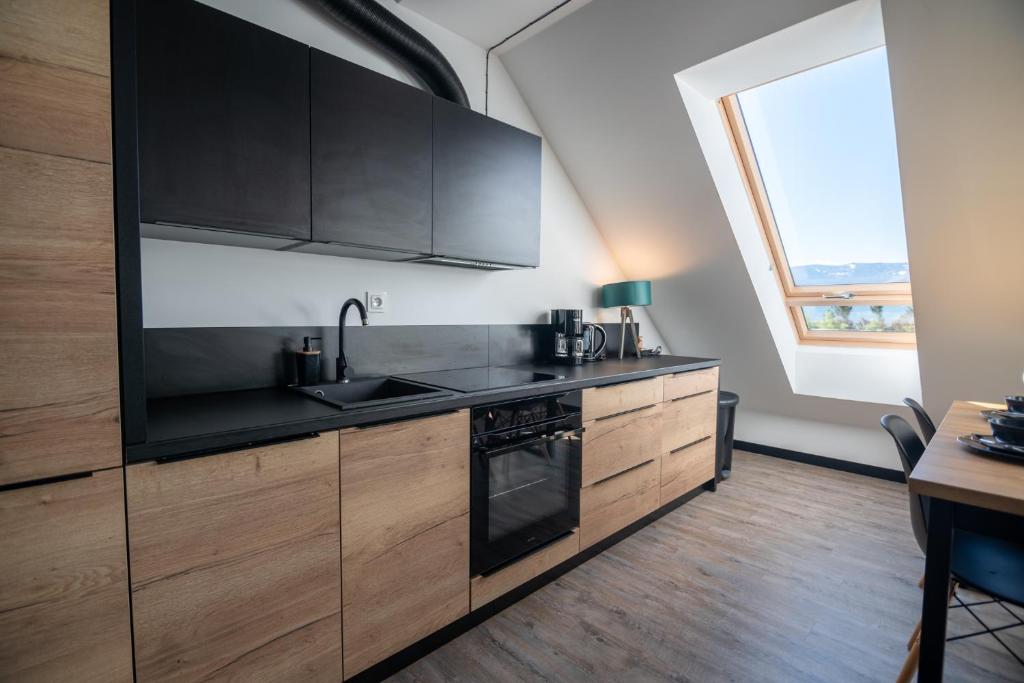 Kuchyňa alebo kuchynka v ubytovaní Apart Invest Widok 800 C14