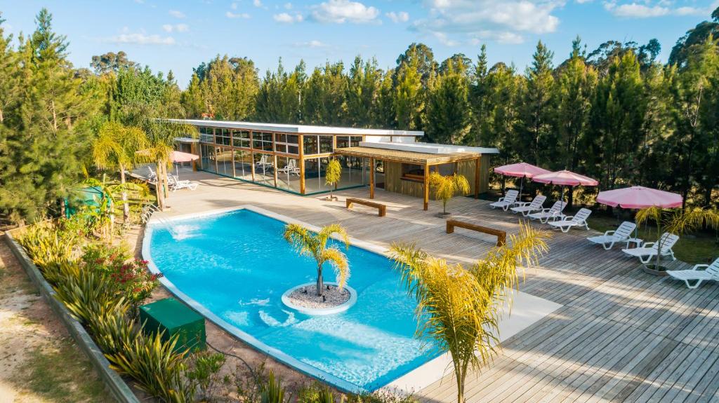 una vista aérea de un complejo con piscina en Villa Las Flores, en Piriápolis