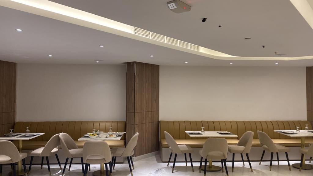 A seating area at Corp Executive Hotel Doha Suites