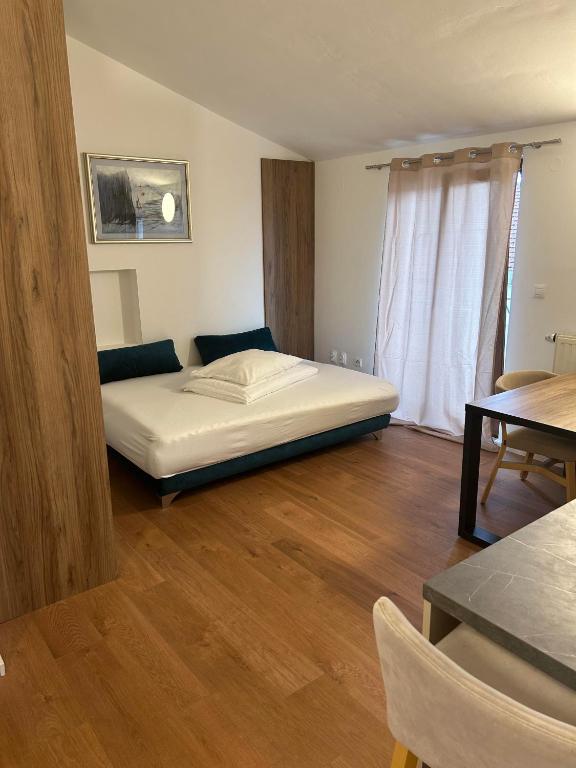 HOTEL MEDUZA - One-Bedroom Apartment