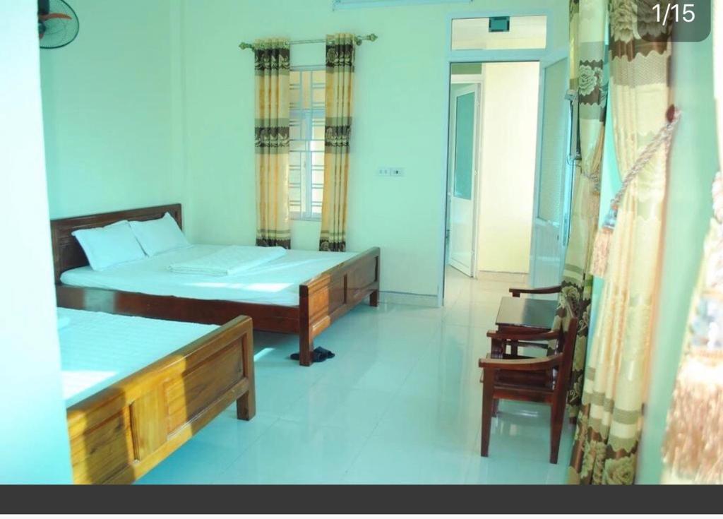ein Krankenhauszimmer mit einem Bett und einem Stuhl in der Unterkunft Hoa Thi hotel in Tiên Tân