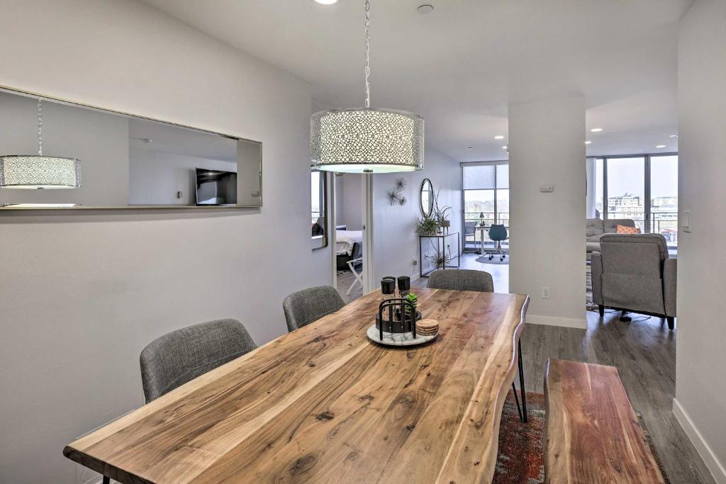 PetFriendly Omaha Condo with Balcony and Views!, Omaha Updated 2023