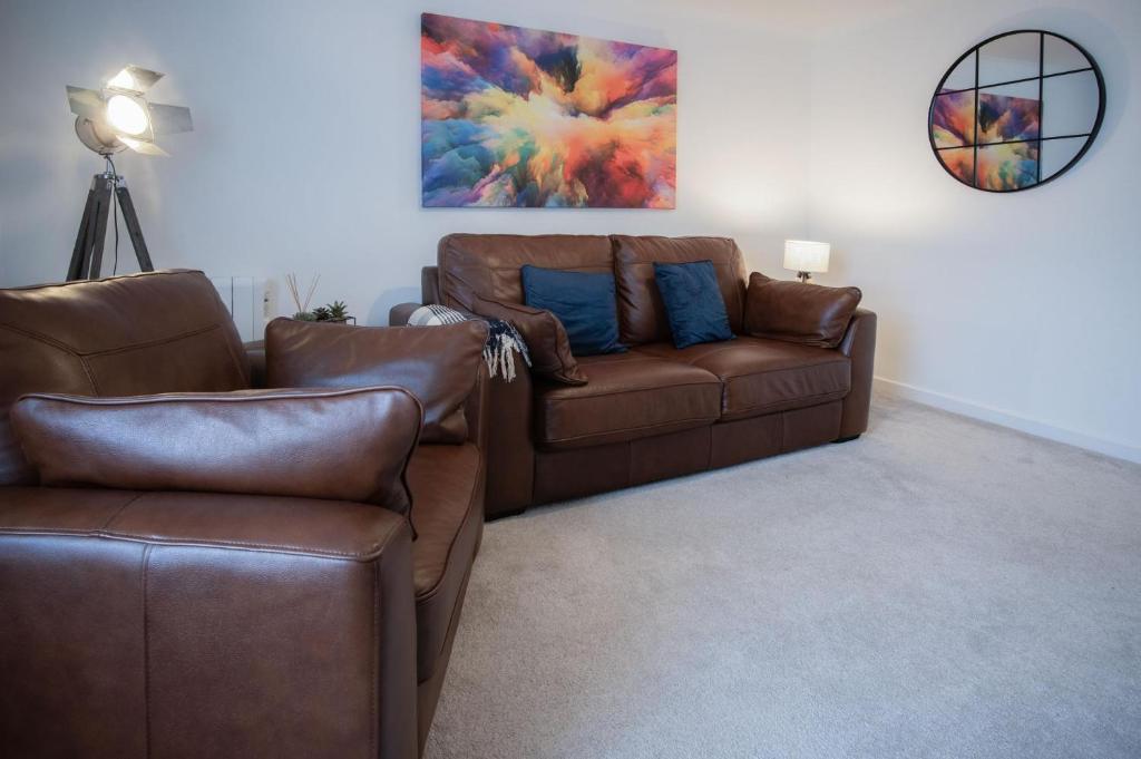 a living room with two couches and a couch at Cariad Llyyad Y Dydd - 1 Bedroom Apartment - Tenby in Tenby