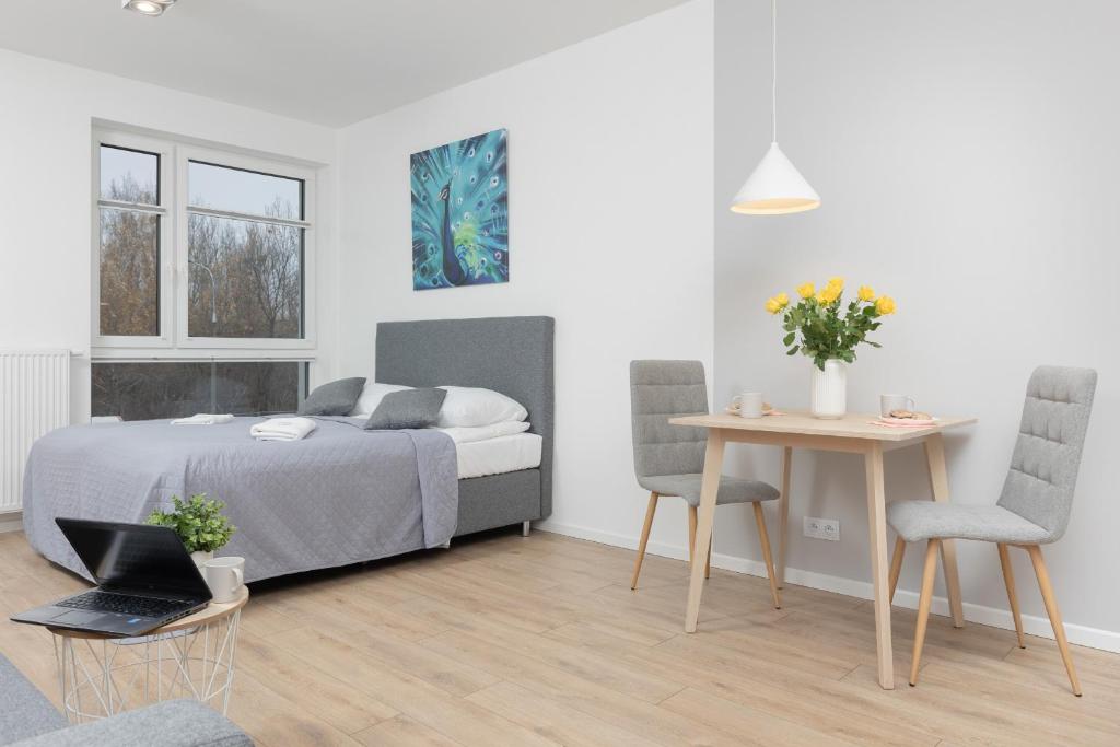 Metro Bielany Apartments with Parking by Noclegi Renters - Familiestudio