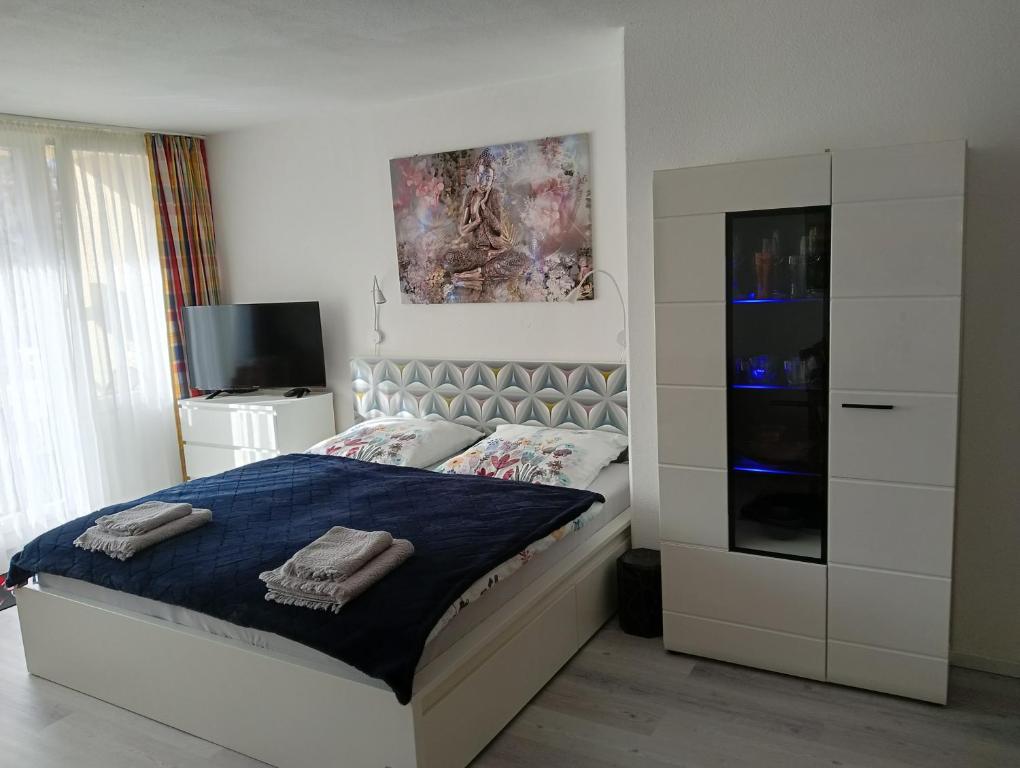 - une chambre avec un lit et une couette bleue dans l'établissement Berghof Studio Haus Rachel, à Sankt Englmar