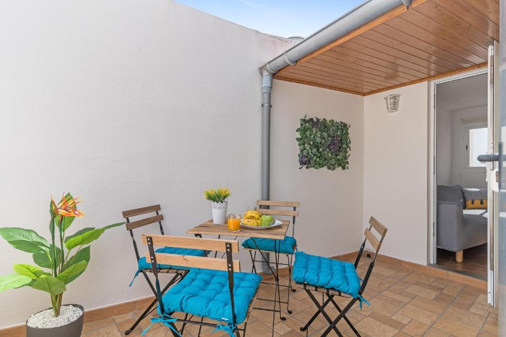 een eetkamer met een tafel en stoelen bij Home2Book Charming Attic Arucas Center, Terrace in Arucas