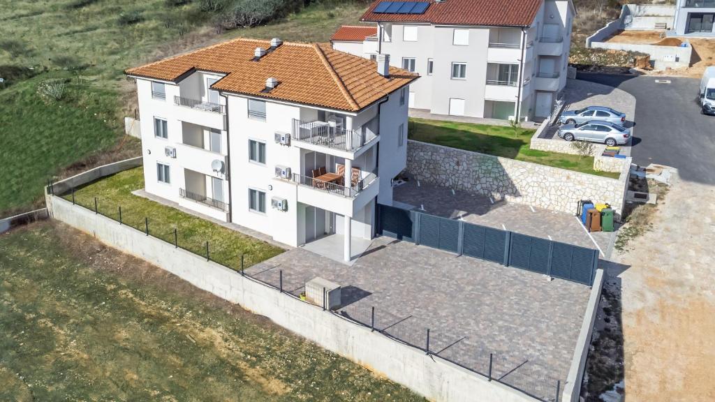 eine Luftansicht eines weißen Hauses in der Unterkunft Apartment Lana in Baška