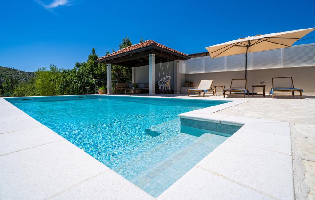 Bazén v ubytovaní Villa Doli - Lovely holiday home with private pool alebo v jeho blízkosti