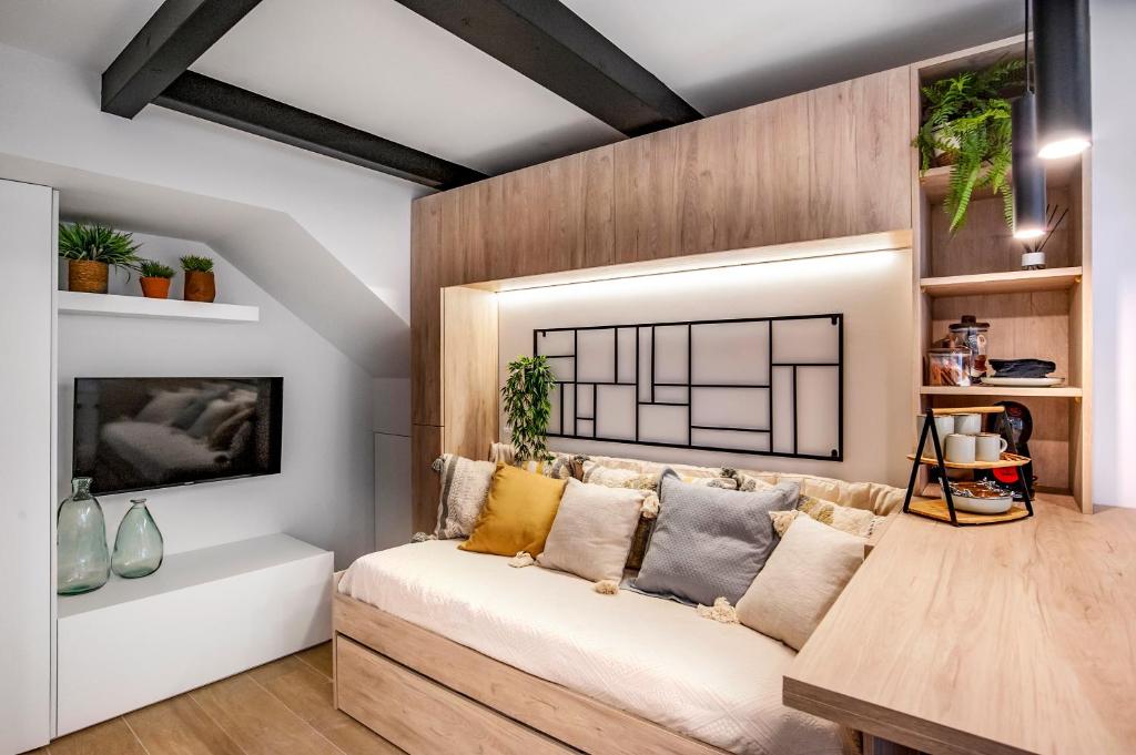 sala de estar con sofá y chimenea en housingcoruña ELKEL en A Coruña