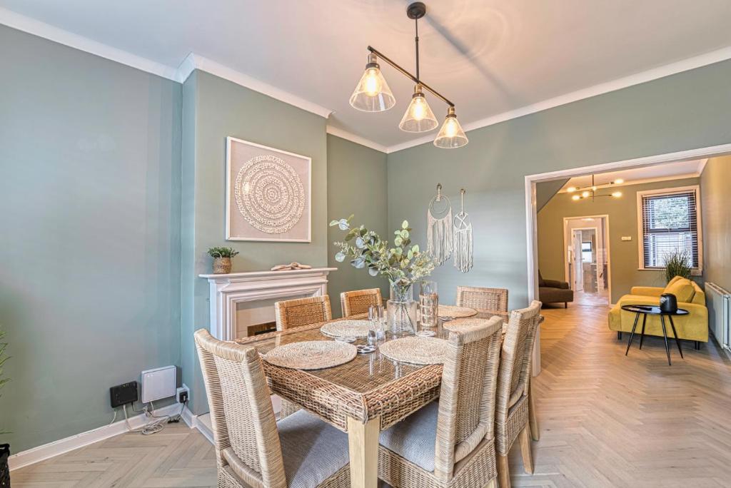 uma sala de jantar com mesa e cadeiras em Guest Homes - Barton Road House em Hereford